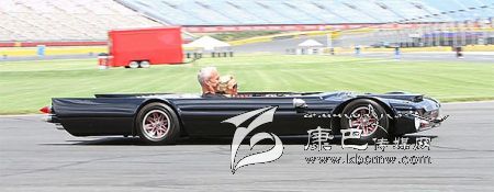 世界上最“扁”的汽車(chē) 躺著開(kāi)！