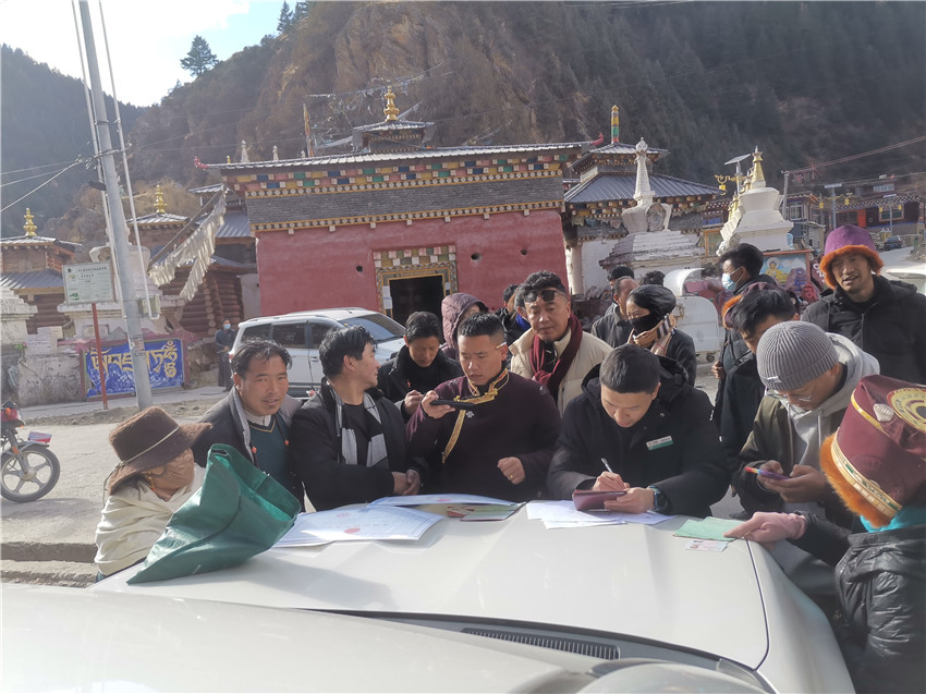 別樣的汽車銀行很接地氣，農(nóng)行德格縣支行開(kāi)展農(nóng)戶信息建檔，現(xiàn)場(chǎng)為百姓開(kāi)展金融服務(wù)。.jpg