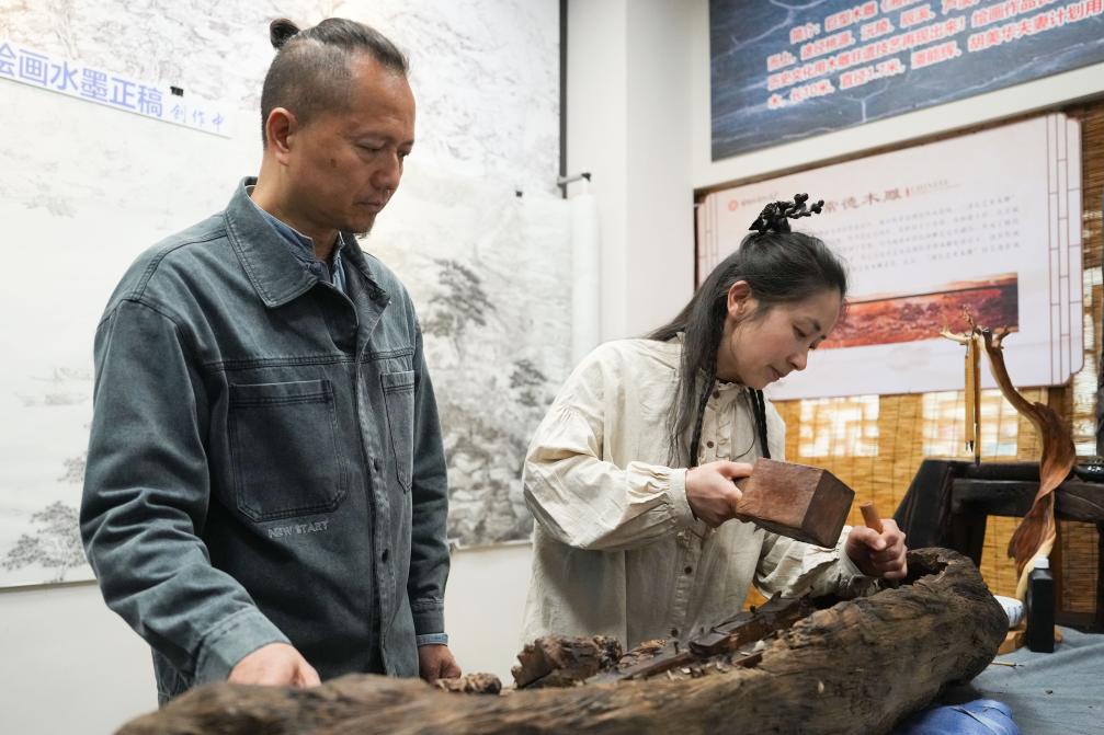 潘能輝和妻子胡美華在湖南常德河街展示木雕。新華社記者 薛宇舸 攝