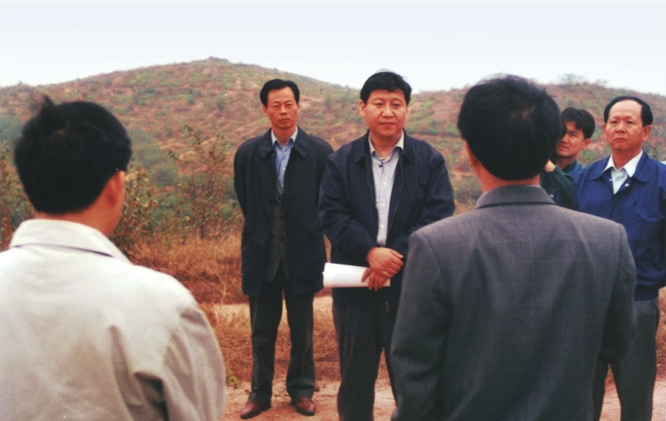 1999年11月，習(xí)近平在龍巖市長(zhǎng)汀縣河田水土流失治理區(qū)調(diào)研。圖源：《習(xí)近平在福建（下）》